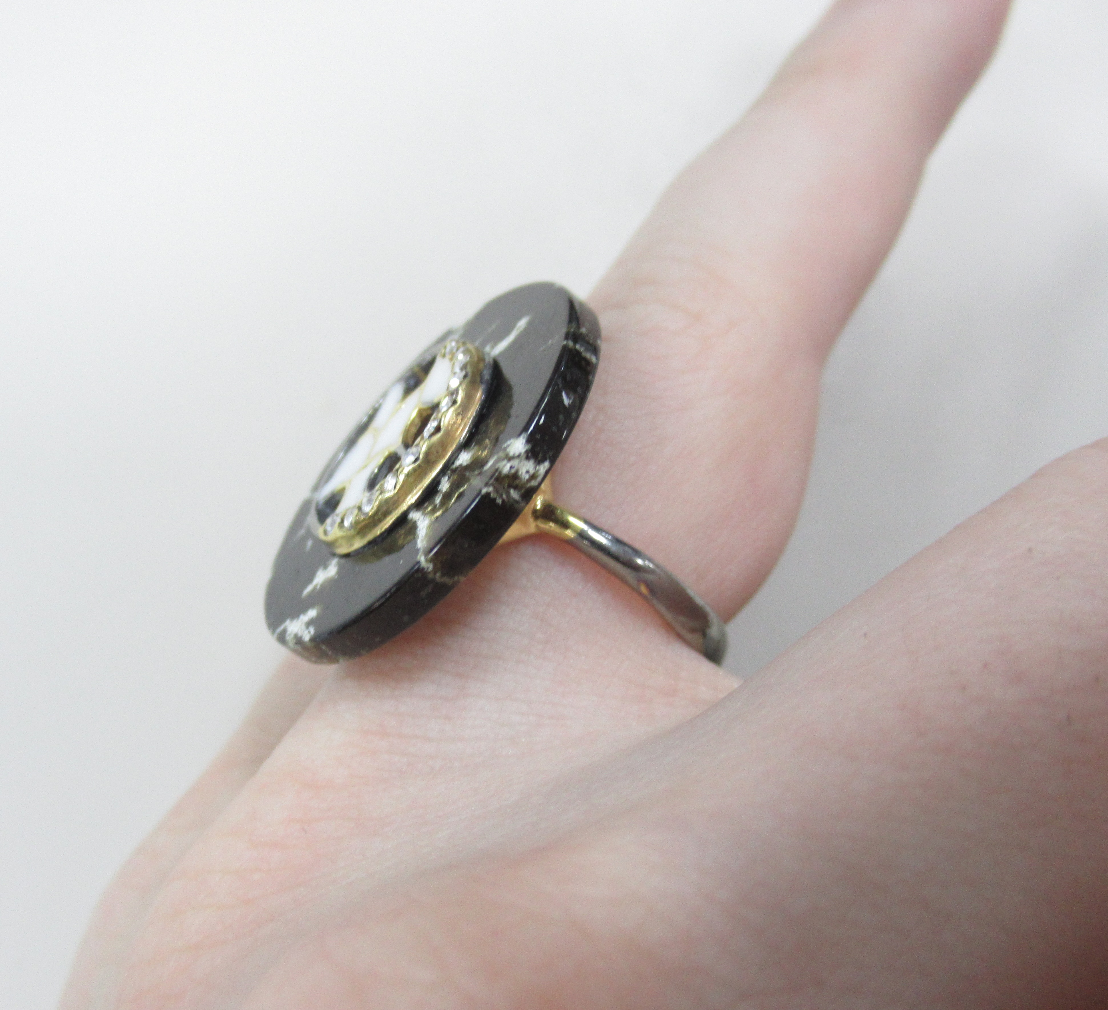 Серебряное кольцо с янтарем